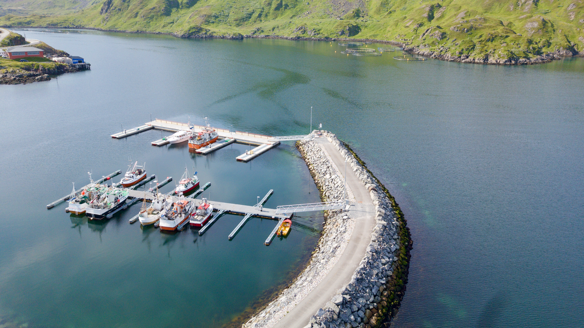 Arctic HF Adventures: DX, Digital Modes, and 24-Hour Sunlight